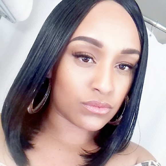 Profile Picture of April Thompson (@april19940723) on Poshmark