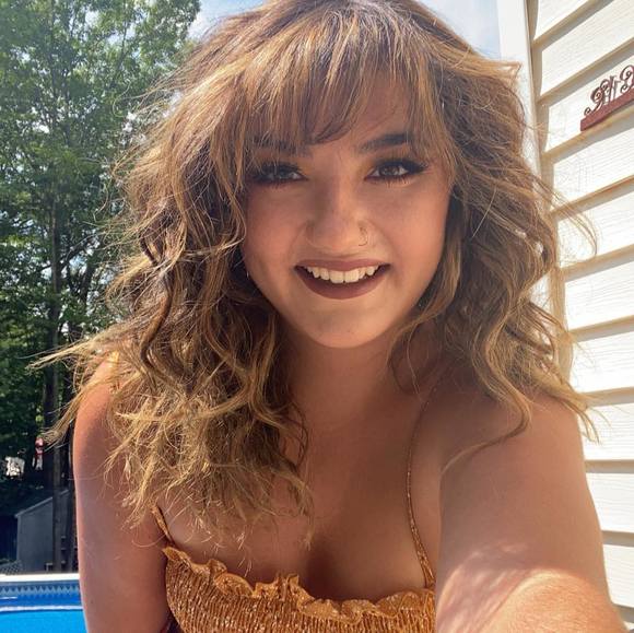 Profile Picture of Julia Burris (@jaemarieb8) on Poshmark