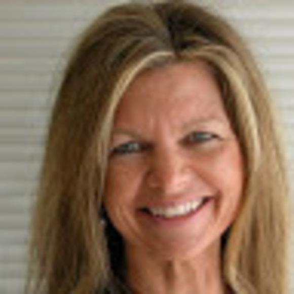 Profile Picture of Holly Repenn (@holly3333) on Poshmark