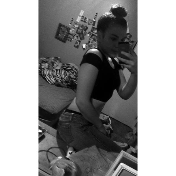 Profile Picture of Brianna Keffer (@briibabbyyx3) on Poshmark