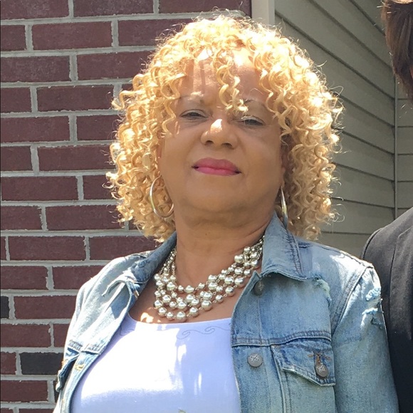 Profile Picture of Edna Moore (@emoore02) on Poshmark