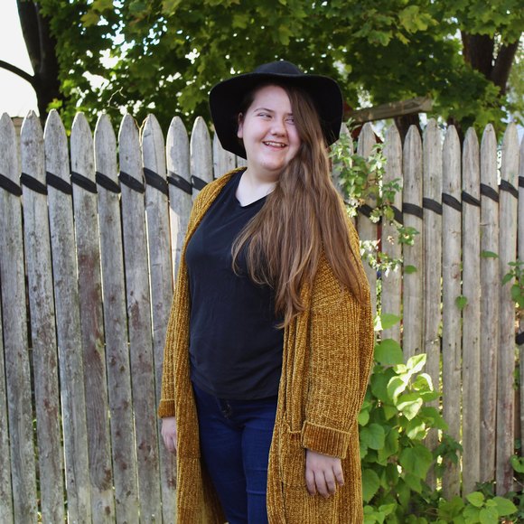 Profile Picture of Rose Summers (@reallyitsrose) on Poshmark