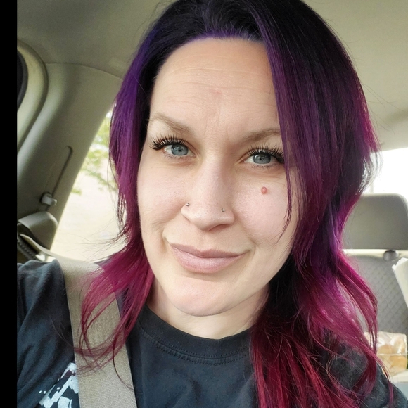 Profile Picture of Lisa Harrison (@seawench17) on Poshmark