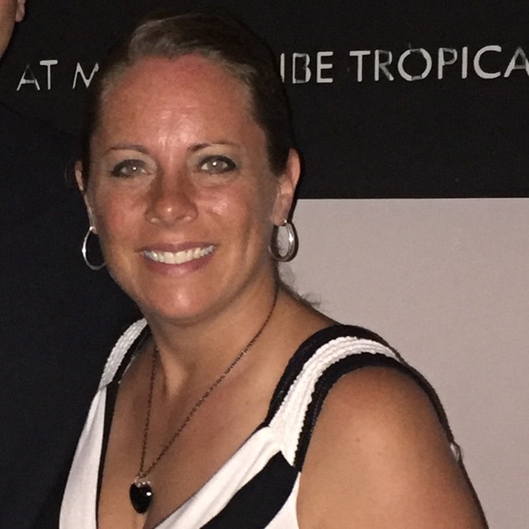 Profile Picture of Jami Moenter (@jamilynn8) on Poshmark