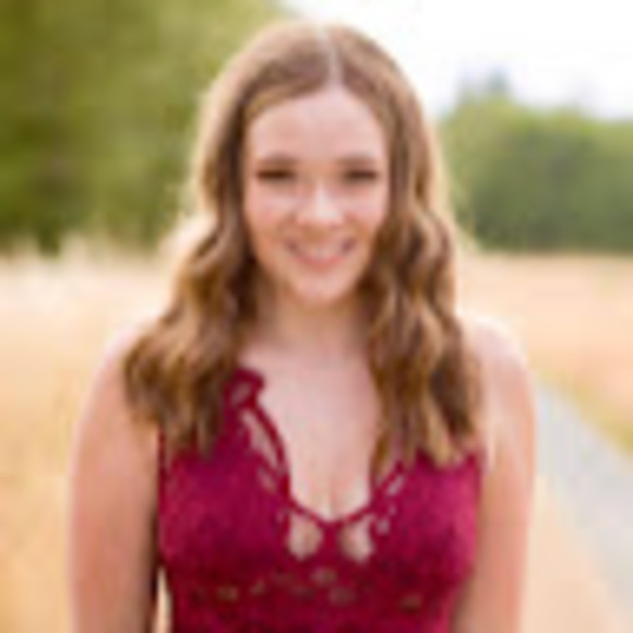 Profile Picture of Mikayla Geisner (@mikaylageisner) on Poshmark