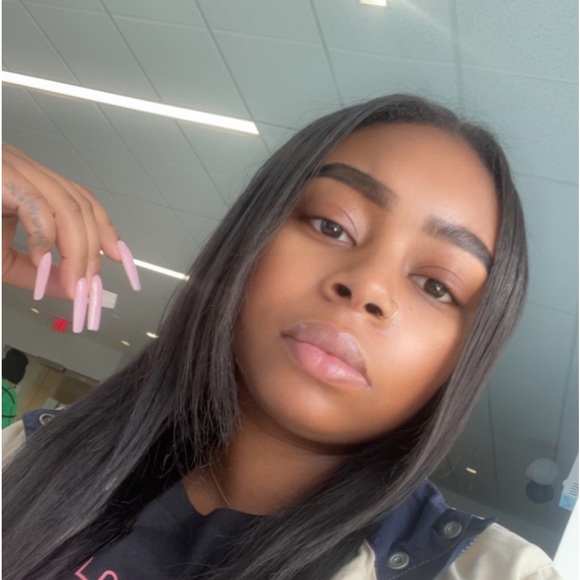 Profile Picture of Danielle Murphy (@daniellemurp662) on Poshmark