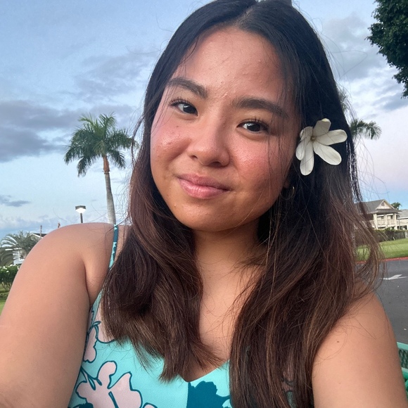 Profile Picture of Ryanne Yoshimura (@ryanne_y) on Poshmark