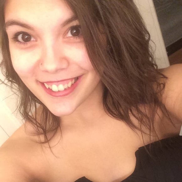 Profile Picture of Gabrielle Grilo (@g__marie) on Poshmark