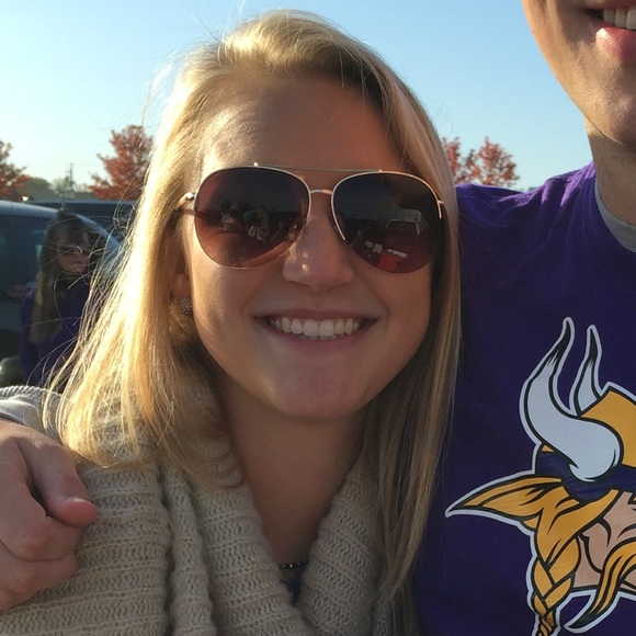Profile Picture of Kerrie Dingmann (@kadingmann) on Poshmark