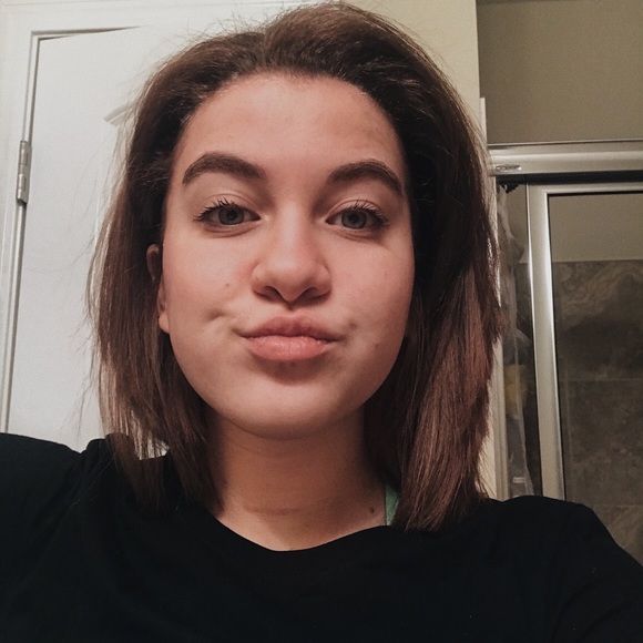 Profile Picture of Abbi Wernert (@abbiwern) on Poshmark