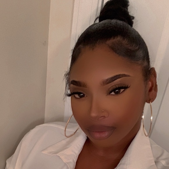 Profile Picture of April Benjamin (@abenjamin26) on Poshmark