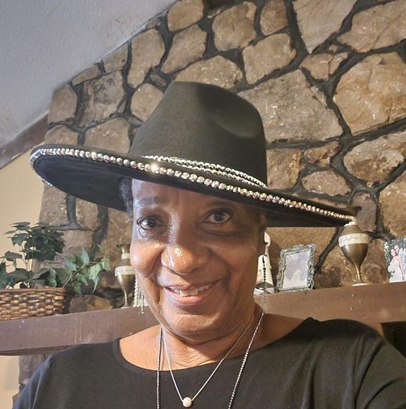 Profile Picture of Barbara Maule (@barbaramaule) on Poshmark
