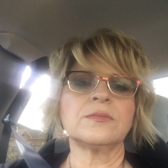 Profile Picture of Lorena Salinas (@lorenasalina241) on Poshmark