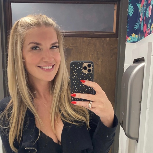 Profile Picture of Jennifer Merritt (@apple3283) on Poshmark
