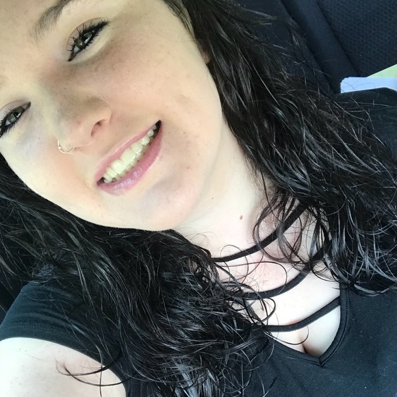 Profile Picture of Skyla Campbell (@skylabug0225) on Poshmark