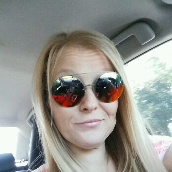 Profile Picture of Amber Caviness (@mrscav1116) on Poshmark
