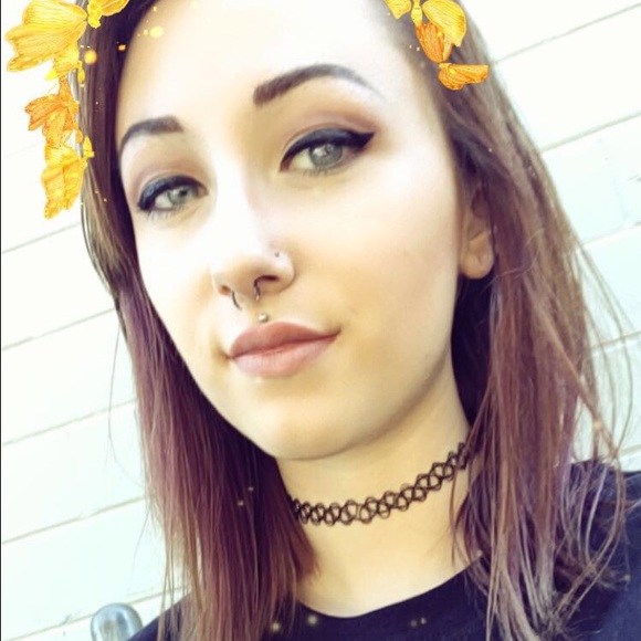 Profile Picture of Chloe Lussier (@tickytacky) on Poshmark