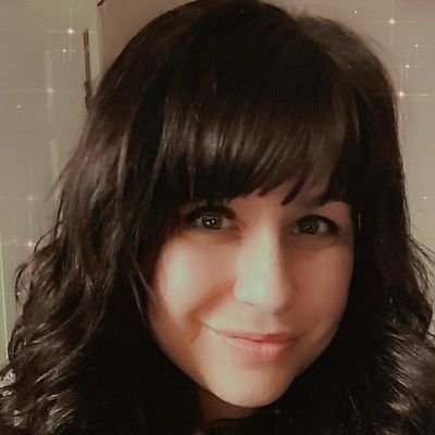Profile Picture of Lisa Tyler (@lisashoequeen) on Twitter