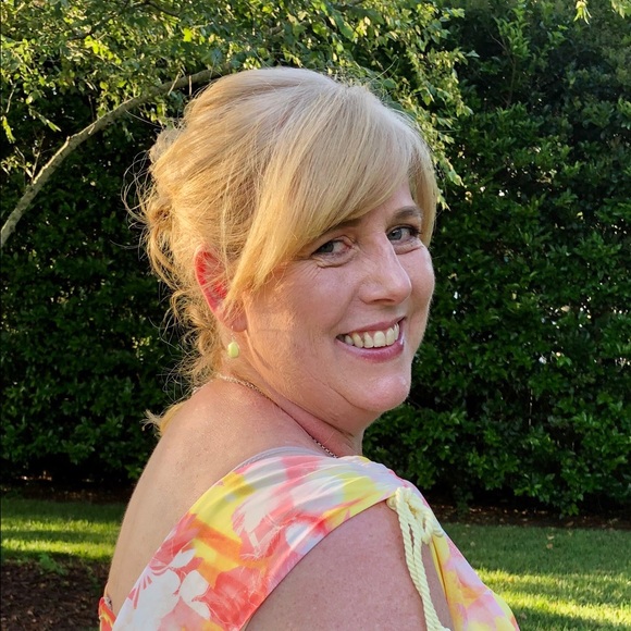 Profile Picture of Fay Fredericks (@faysfavthings) on Poshmark