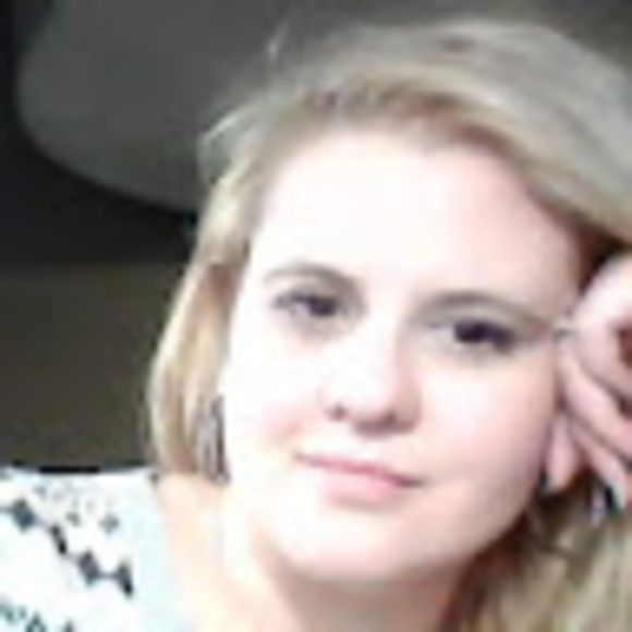 Profile Picture of Gina Plonski (@divergirl043) on Poshmark