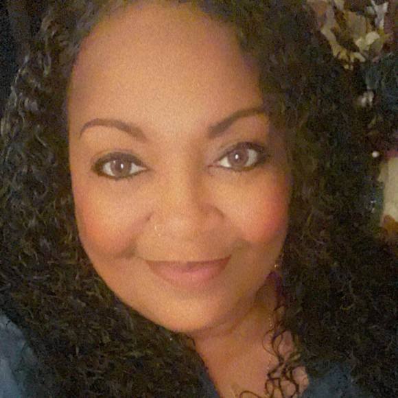 Profile Picture of Yolanda Matthews (@mrsmattyyo) on Poshmark