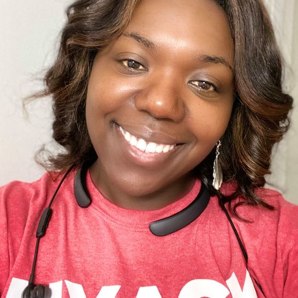 Profile Picture of Kenisha Edwards (@kenisha_edwards) on Poshmark