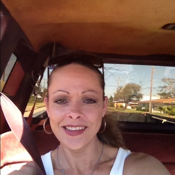 Profile Picture of Melanie Dickson (@melaniedickson) on Poshmark
