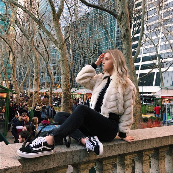 Profile Picture of Gianna Giaquinto (@giannamg) on Poshmark