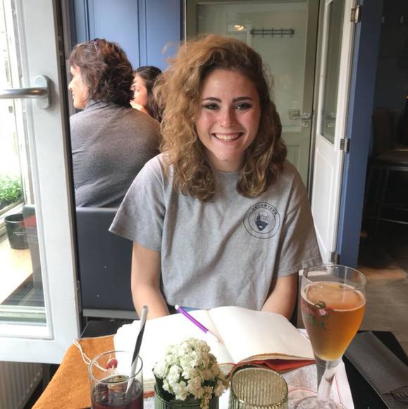 Profile Picture of Lily Raduziner (@lily_radz) on Poshmark