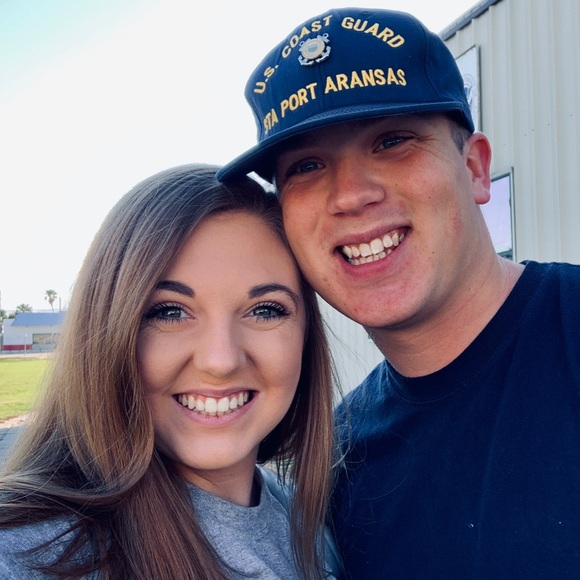 Profile Picture of Brooke Hooper (@brooke_sanders_) on Poshmark