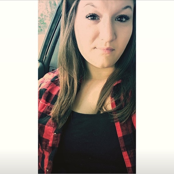 Profile Picture of Kristi Bauer (@bauerka) on Poshmark