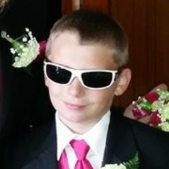 Profile Picture of Dein Turland (@devinturland) on Poshmark