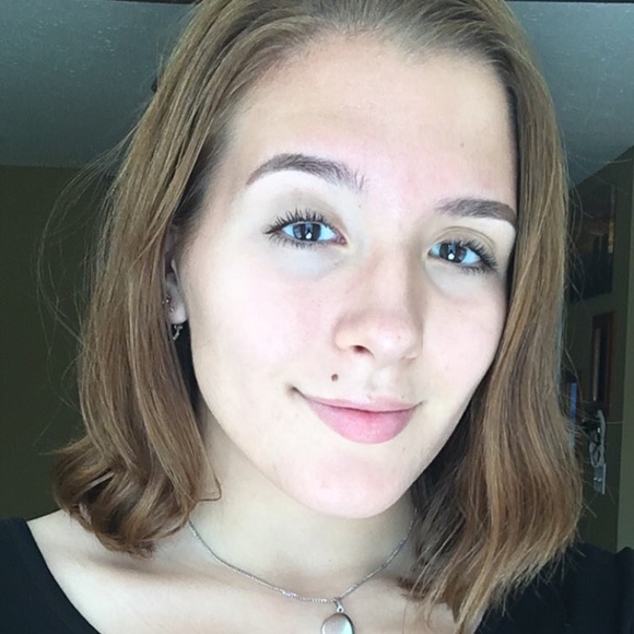 Profile Picture of Sara Pipala (@sarapip) on Poshmark