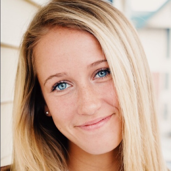 Profile Picture of Jess Glenn (@jess_glenn) on Poshmark