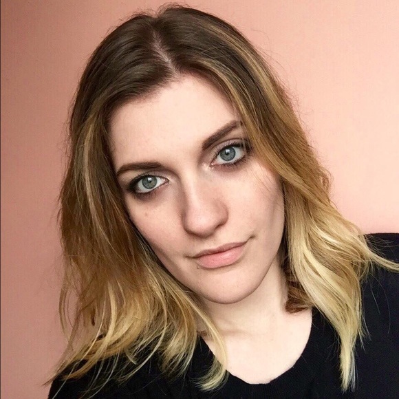 Profile Picture of Casey Danton (@dulllikeglitter) on Poshmark