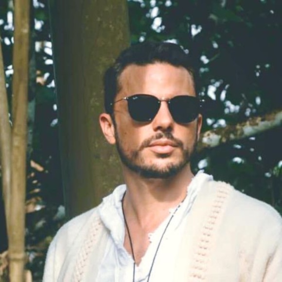 Profile Picture of Josue Carrero (@cachoc2001) on Poshmark