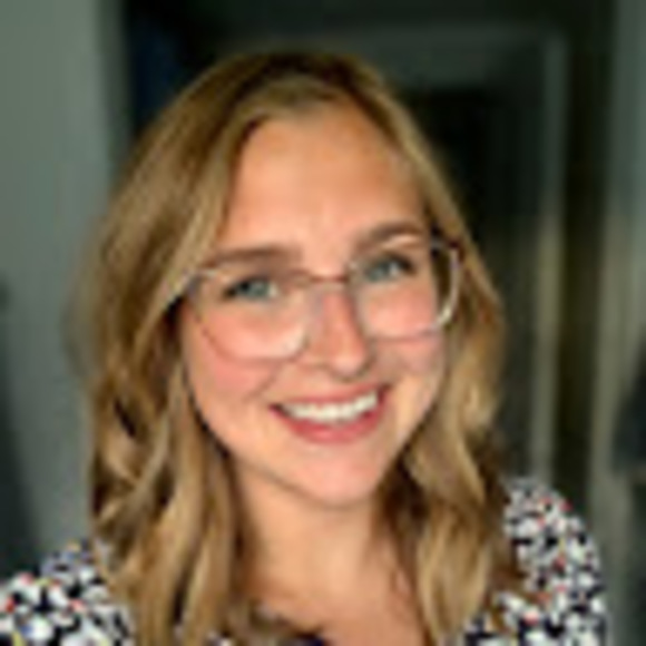 Profile Picture of Aleaha Zuzek (@aleaha_zuzek) on Poshmark