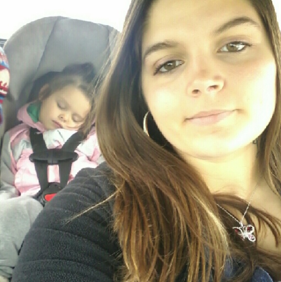 Profile Picture of Victoria Alcaraz (@torialcaraz) on Poshmark