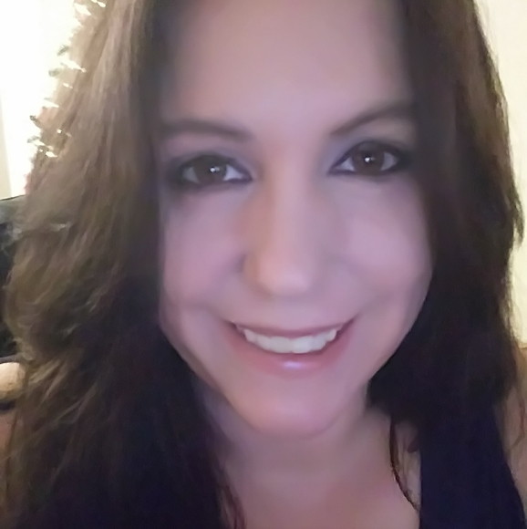 Profile Picture of Stephanie Bores (@jalestras) on Poshmark
