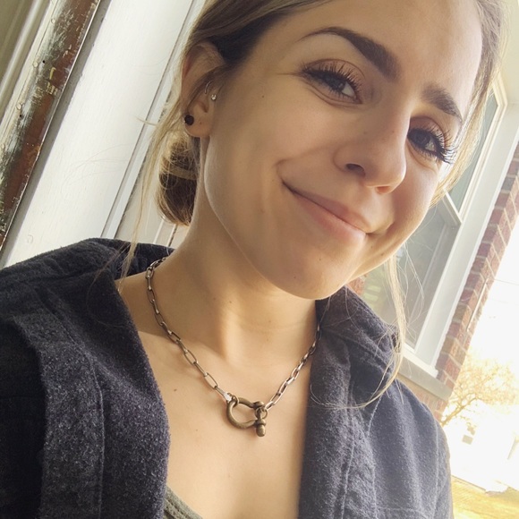 Profile Picture of Niki Aronis (@niki_aronis) on Poshmark