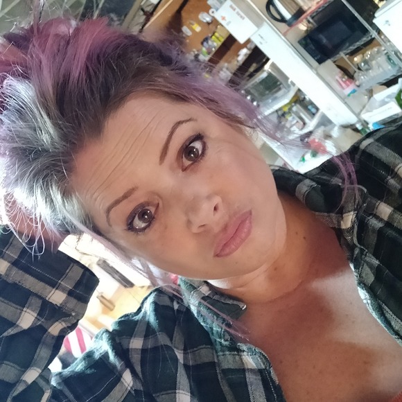 Profile Picture of Danielle Halstead (@dswaze) on Poshmark