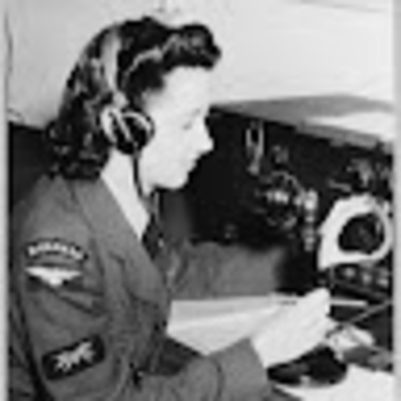 Profile Picture of Ava Gelsinger (@avagelsinger) on Poshmark