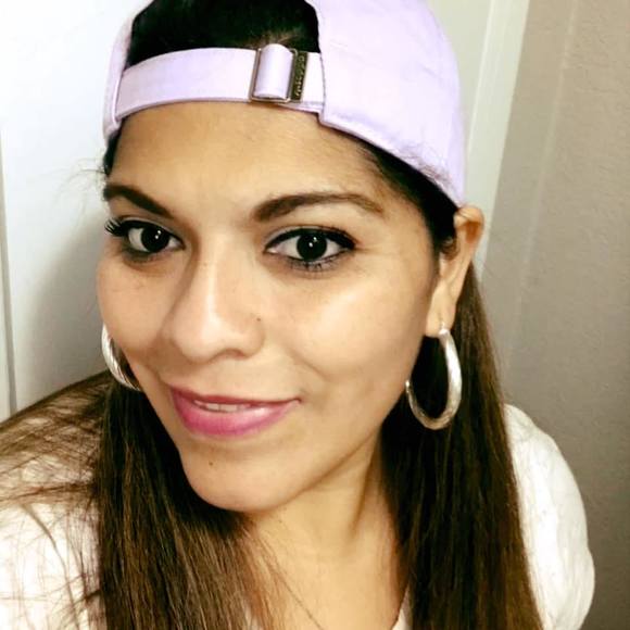 Fabi Illescas - Poshmark Profile Picture of Fabi Illescas (@elsyillescas) on Poshmark