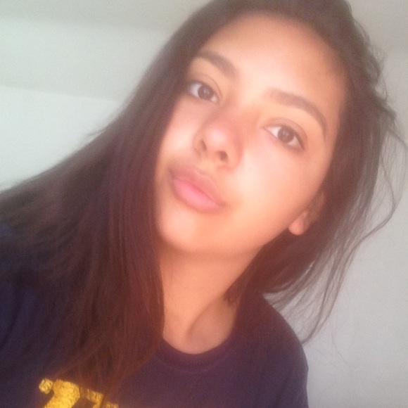 Profile Picture of Miranda Garavito (@miiiirandaa) on Poshmark