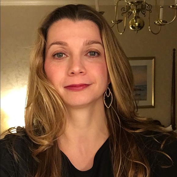 Profile Picture of Andrea Twomey (@ajorjorian) on Poshmark