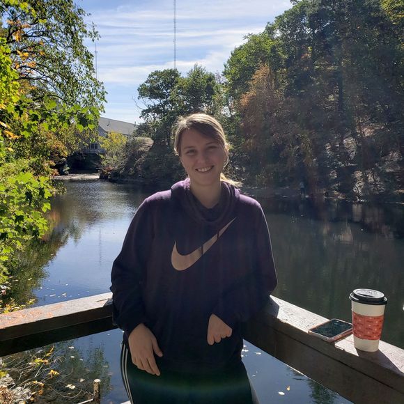 Profile Picture of Katie Burke (@katieburke372) on Poshmark