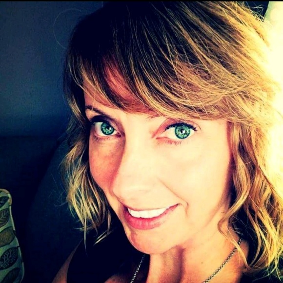 Profile Picture of Lori Casey (@loricasey) on Poshmark