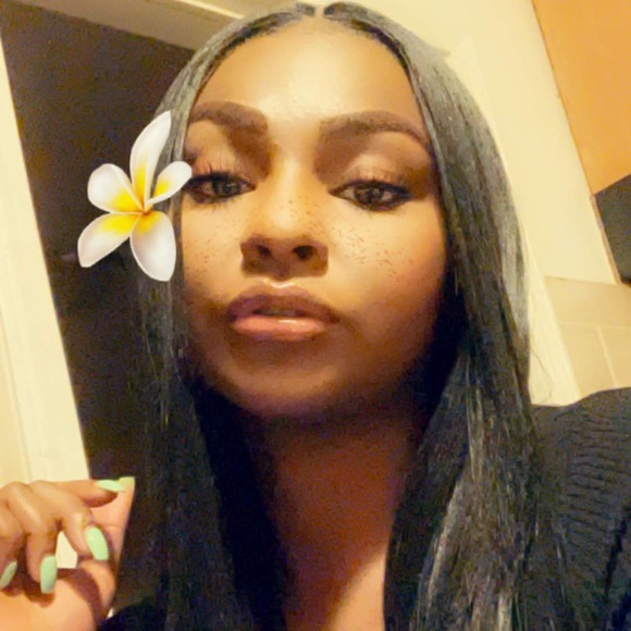 Profile Picture of Dominique Adams (@domandnoni) on Poshmark
