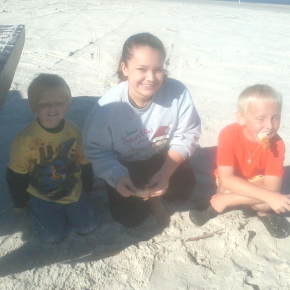 Profile Picture of Alice Parker (@park8423) on Poshmark