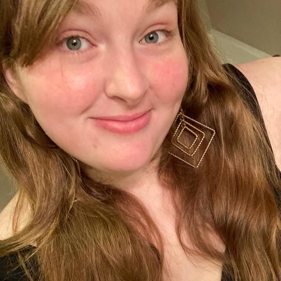 Profile Picture of Amanda Womack (@allureclipse) on Poshmark